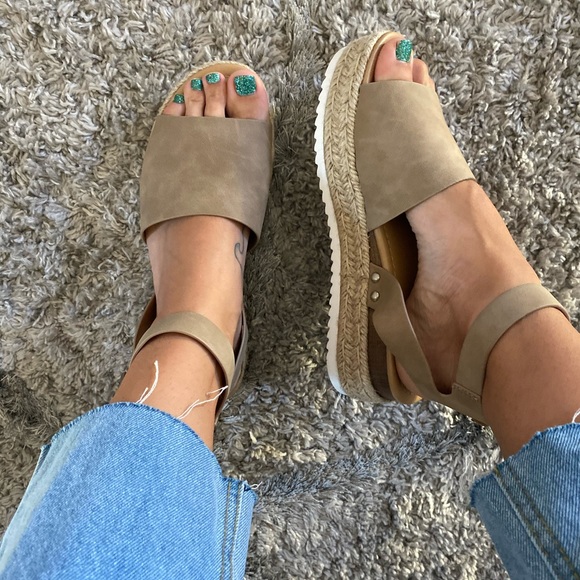Shoes - NEW Tan Summer Comfy Platform Sandals with Strap